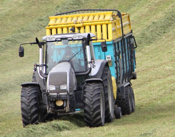 Traktor mit Ladewagen